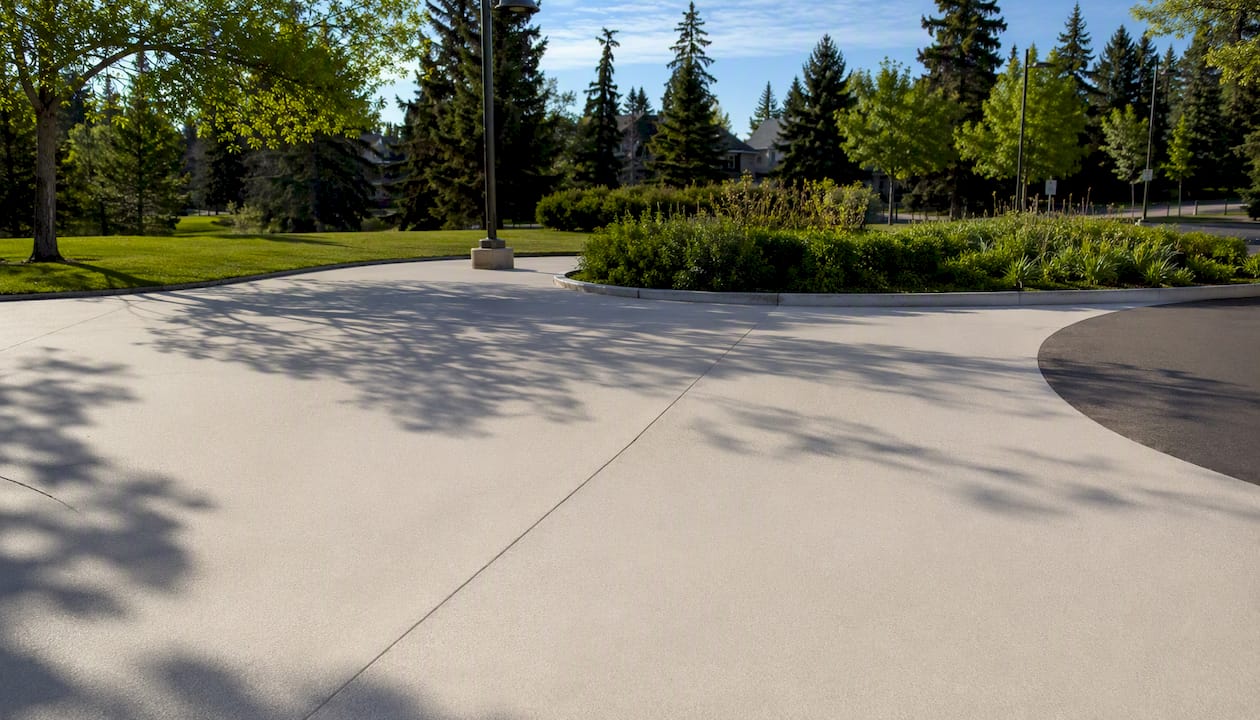 Light coloured asphalt reducing surface heat