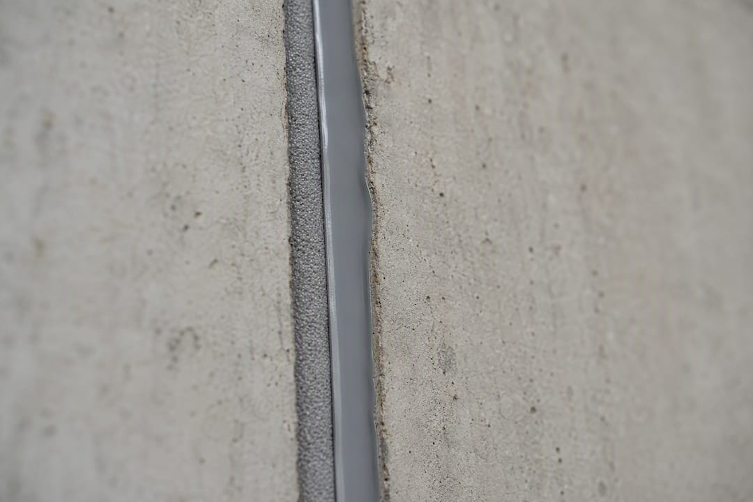 Polyurethane sealant and closed-cell backer rod in joint